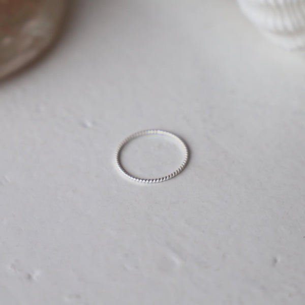 Tiny Twist Ring
